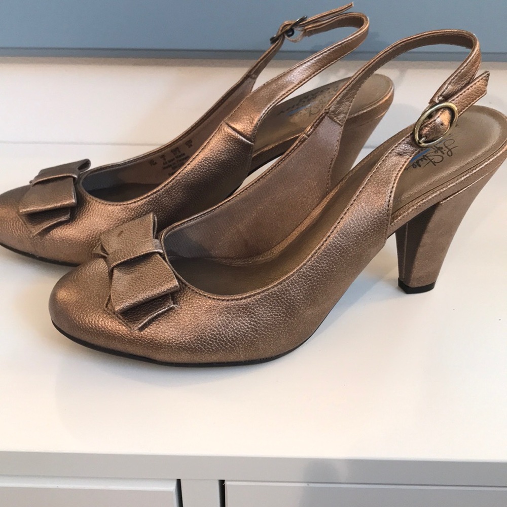 SUPER CUTE BROWN LEATHER HEELS WITH ACCENT BOW!!